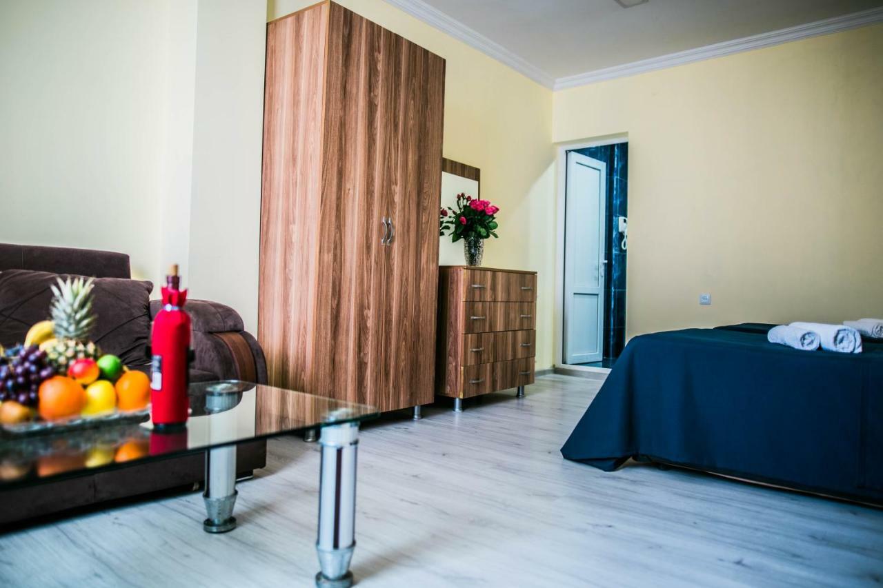 Central Apart-Hotel Батуми Экстерьер фото